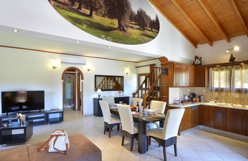 Dafnata House | Discover La Casa Del Sol: Oceanfront Retreat with Pool