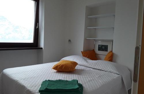 Porto Apartment | Explore La casa della Luna: Pet-Friendly Retreat by the Lake