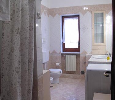Nocera Inferiore Apartment | Discover la casa di Emilia: Pet-Friendly Retreat with Hot Tub