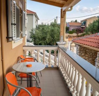 Razata Apartment | Top-Rated Family Retreat at La Casa Di Linda