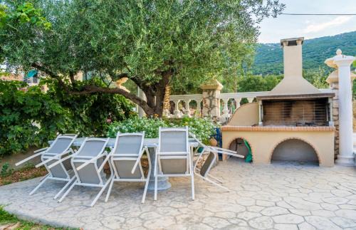 Razata Apartment | Top-Rated Family Retreat at La Casa Di Linda