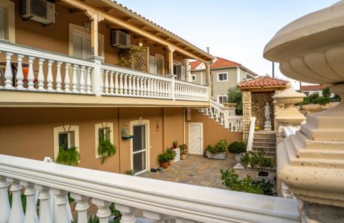 Razata Apartment | Top-Rated Family Retreat at La Casa Di Linda