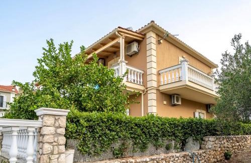 Razata Apartment | Top-Rated Family Retreat at La Casa Di Linda
