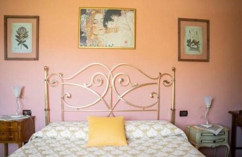 Comeglio House | Discover La Casa Di Menny: Oceanfront Retreat with Hot Tub