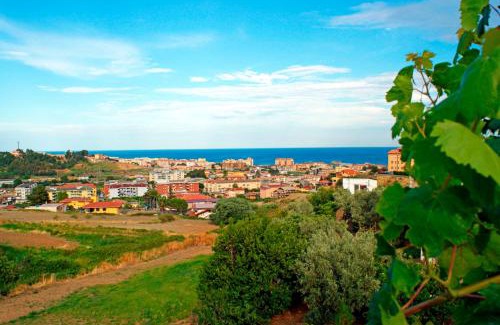 Catanzaro Lido Bed & Breakfast | Explore La Casa Di Mirò: Pet-Friendly Stay with Breakfast