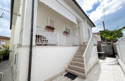 Vada Apartment | Child-Friendly Retreat at La casa di Rosi al mare