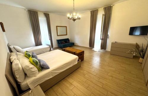 Quartieri Spagnoli Apartment | Experience La casa di Sarah: Pet-Friendly & Family Ready
