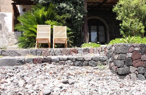 Santa Marina Salina House | Oceanfront Retreat: La Casa di Via Lungomare Awaits
