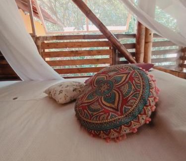 Palomino Cabin | Inviting La Casa en el Aire: Pet Friendly with Hot Tub & More