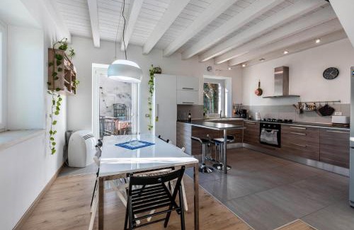 Nord-Est House | La Casa In Collina Con Vista