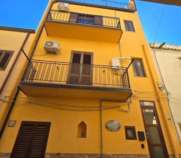 Santo Stefano di Camastra House | Top-Rated La casa di Serafina Guest House for Families & Pets