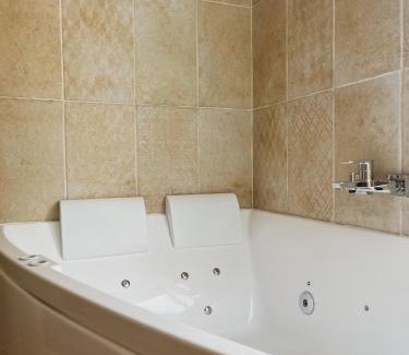 Etaples House | Relax at La Casa Laura: Family-Friendly with Hot Tub