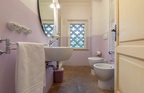 Lamporecchio Bed & Breakfast | Discover La Casa Medioevale B&B: Family-Friendly Retreat