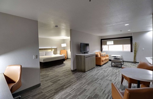 Modesto Hotel | Relax at La Casa Modesto with Pool and Spa Amenities