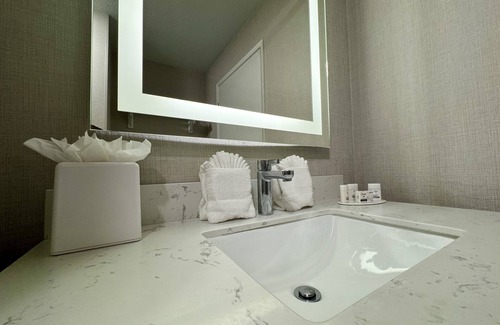 Modesto Hotel | Relax at La Casa Modesto with Pool and Spa Amenities