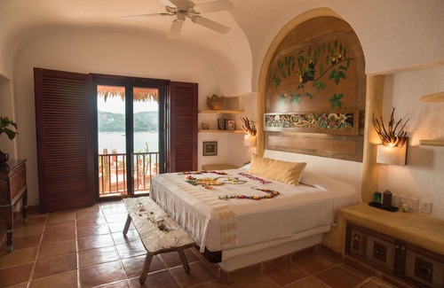 Ixtapa - Zihuatanejo Hotel | Experience La Casa Que Canta: 5-Star Spa & Pool Oasis