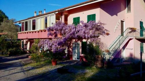 Borghetto di Vara House | Discover La Casa Rosa: Oceanfront Retreat with Pool