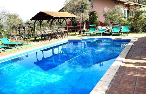 Borghetto di Vara House | Discover La Casa Rosa: Oceanfront Retreat with Pool