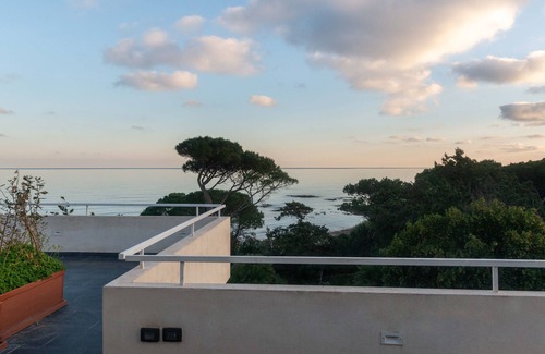 Cala Liberotto Apartment | Relaxing La Casa sul Mare - Family-Friendly Two Bedroom Stay