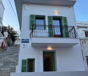 Ano Siros Apartment | Cozy La Casa Verde: Child-Friendly with 8.5/10 Rating