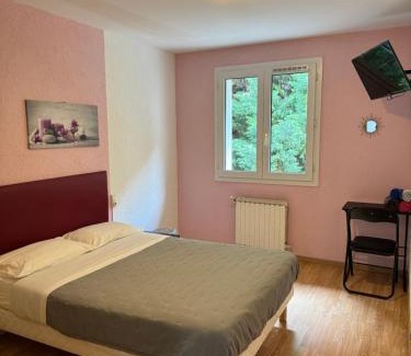 Onet-le-Chateau Hotel | Pet-Friendly Retreat at La Cascade: Family and Wheelchair Access