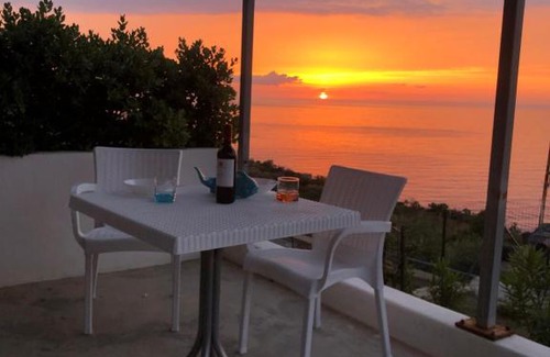 Malfa House | Oceanfront Relaxation at La Casetta dei Re - 4 Star Escape