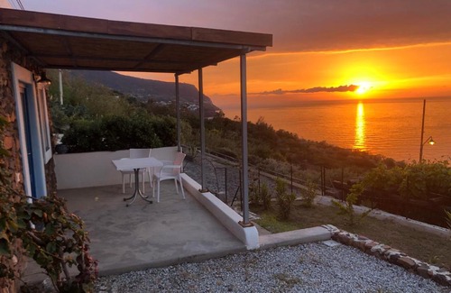 Malfa House | Oceanfront Relaxation at La Casetta dei Re - 4 Star Escape