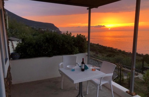 Malfa House | Oceanfront Relaxation at La Casetta dei Re - 4 Star Escape