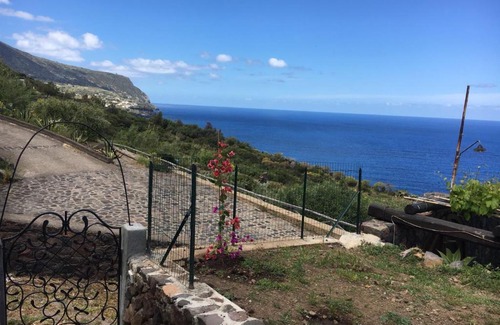 Malfa House | Oceanfront Relaxation at La Casetta dei Re - 4 Star Escape
