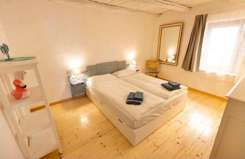 Trarego House | Discover La Casetta delle Ragazze Ribelli: Oceanfront Retreat
