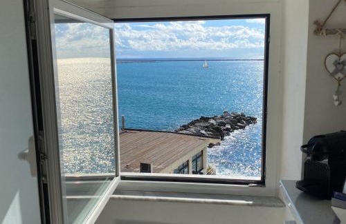 Pegli Apartment | Oceanfront Escape at La Casetta di Dory sul Mare