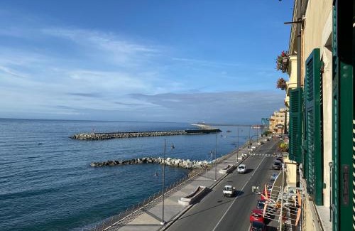 Pegli Apartment | Oceanfront Escape at La Casetta di Dory sul Mare