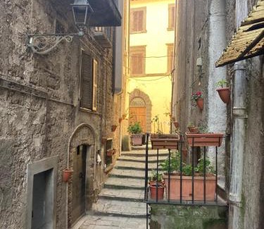 Capranica Apartment | Charming La Casetta nel Granaio: Rated 9.3/10, Family & Pet-Friendly