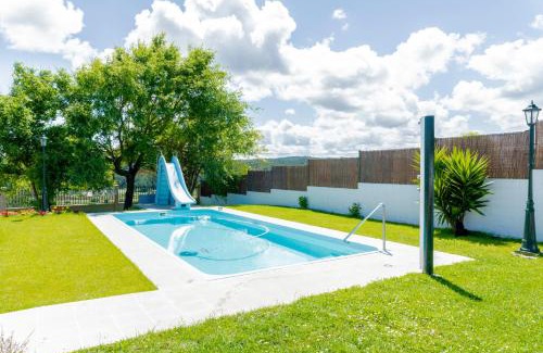 Malpica de Bergantinos House | La Casiña: Oceanfront Retreat with Pool & High Guest Ratings