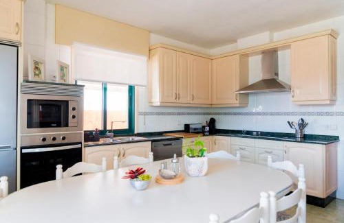 Malpica de Bergantinos House | La Casiña: Oceanfront Retreat with Pool & High Guest Ratings