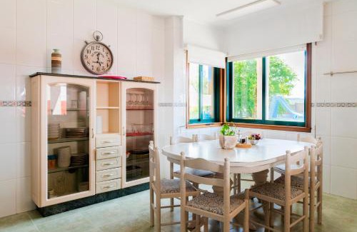 Malpica de Bergantinos House | La Casiña: Oceanfront Retreat with Pool & High Guest Ratings