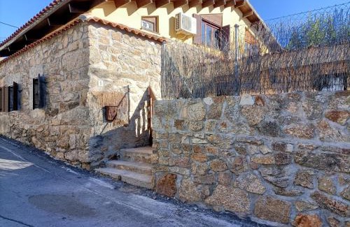 Santa Maria de la Alameda Ski Chalet | Pet-Friendly Retreat at La Casita Violeta - Rated 8.1/10