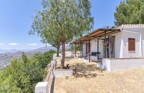 Sayalonga House | La Casita: Breathtaking Mediterranean Views & Private Pool