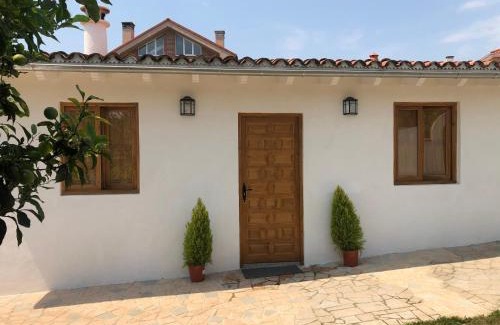 Aviles House | Experience La Casita de El Montán: Family-Friendly Retreat