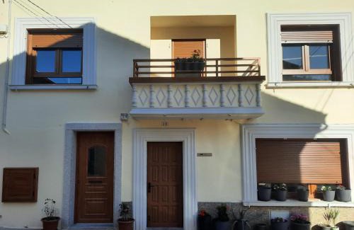 Molinaseca Apartment | Relax at La Casita de Fide: Pet & Child Friendly Retreat