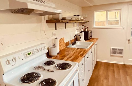 Prineville Cottage | Guest Rated 9.8: La Casita de Main Calle with Spa & Kitchen