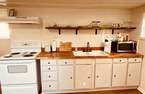 Prineville Cottage | Guest Rated 9.8: La Casita de Main Calle with Spa & Kitchen