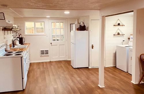 Prineville Cottage | Guest Rated 9.8: La Casita de Main Calle with Spa & Kitchen