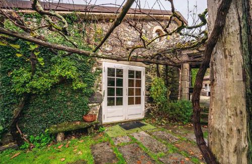 Oza de los Rios Villa | Pet-Friendly Retreat at Fee4Me La Casita de Oza