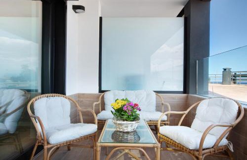 Telde Apartment | Oceanfront La Casita del Muelle - 4-Star Family Retreat