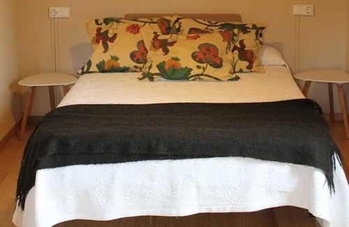 Loza Apartment | Cozy La Casita del Pueblo: Pet-Friendly Family Retreat