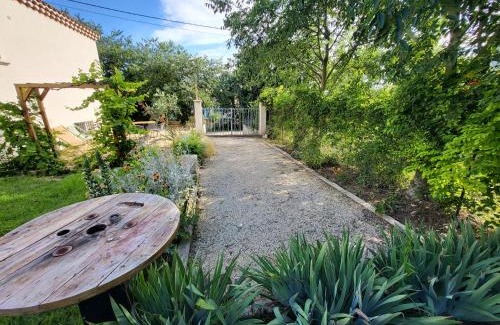 Saint-Etienne-du-Gres Apartment | Inviting La Casita: Family-Friendly Getaway with High Ratings