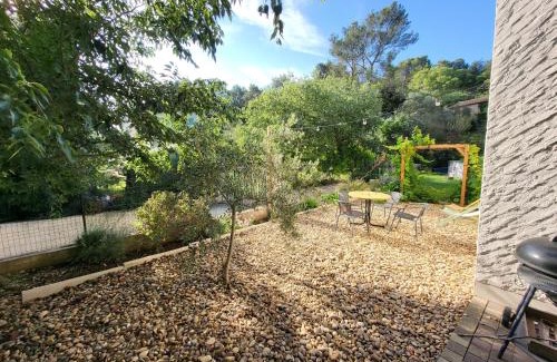 Saint-Etienne-du-Gres Apartment | Inviting La Casita: Family-Friendly Getaway with High Ratings