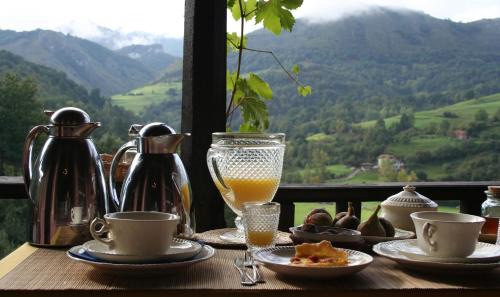 Santianes de Ola House | Family-Friendly Retreat at La Casona de Con - Guest Rated 9.6