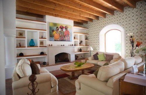 El Pueblito Hotel | La Casona de los Colibríes